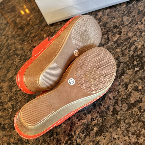 Good Choice Genelle wedge coral sandal NIB 7 - Picture 7 of 9